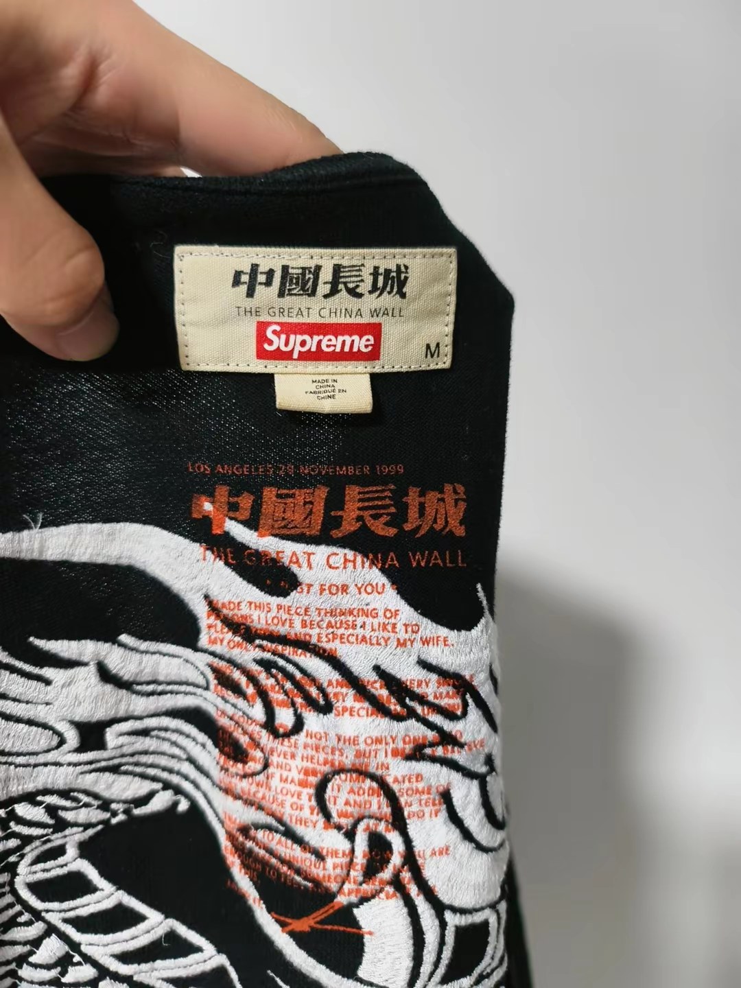 材质有点软 全身图案都是刺绣 很细节 中国长城 很有诚意 满满的细节 我买的M 合身 因为这种衣服感觉刚好合身 很喜欢!