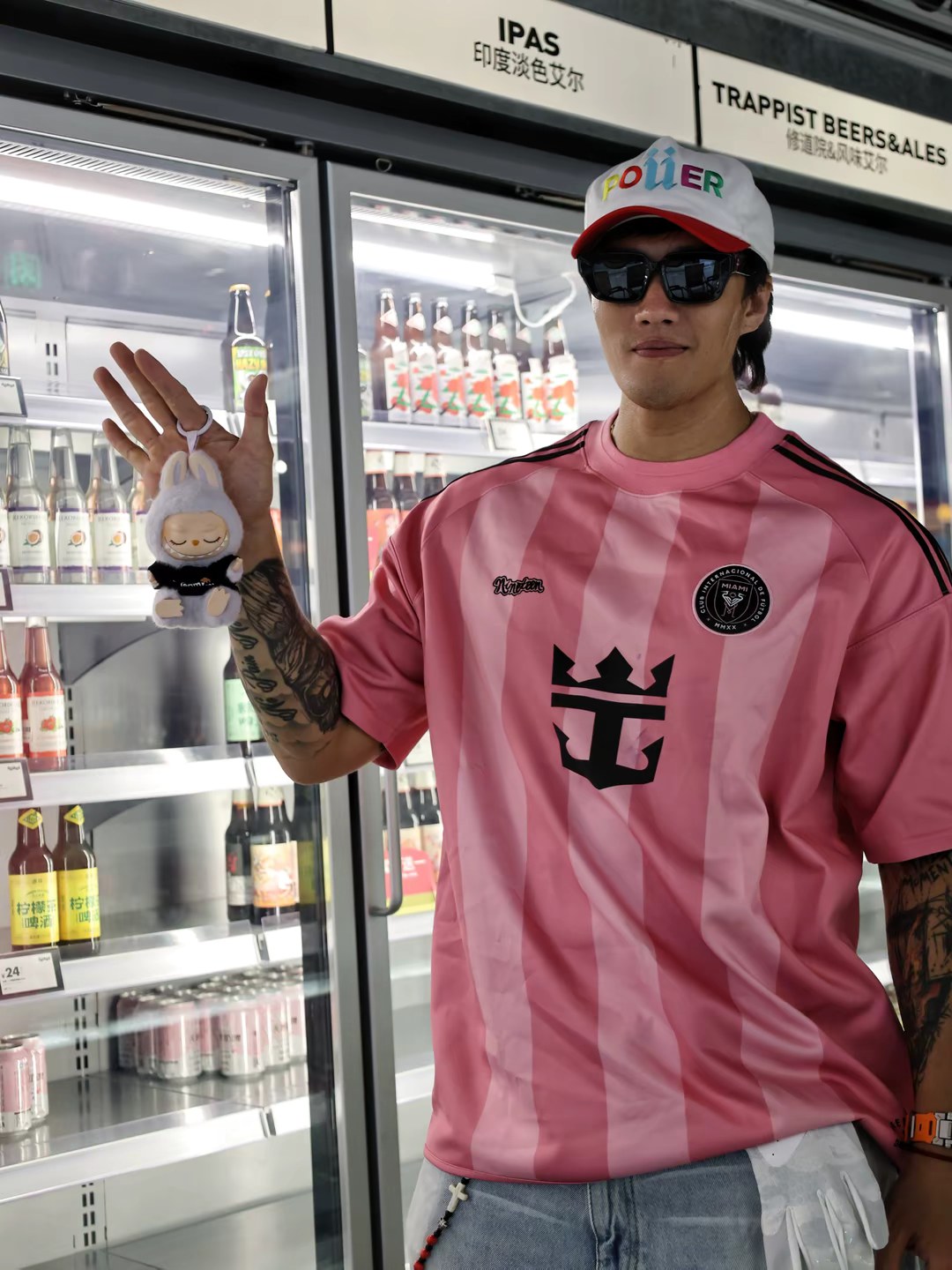 ..粉色暴击⚽️被Labubu拿捏的夏日球场风!吸睛度..